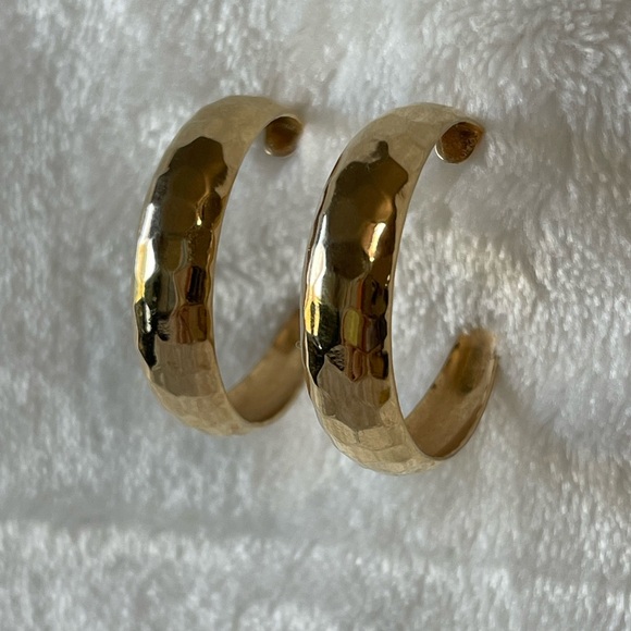 Jewelry - Vintage gold tone, hammered hoop earrings 80’s elegant